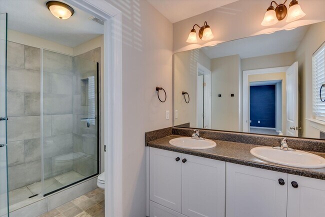 Building Photo - 3 Bedroom 2.5 Bath in Canterbury Farms!