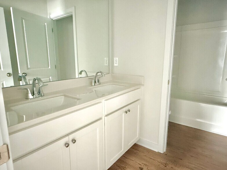 Building Photo - 5428 Aurora Trl