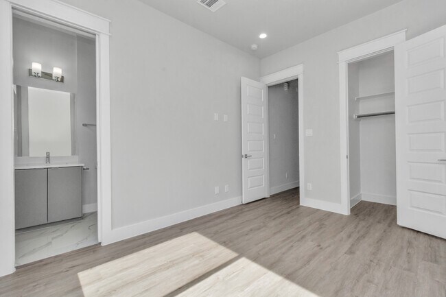 Building Photo - 5818 Burt St