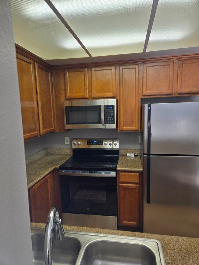 Building Photo - 2 Bedroom 1 Bathroom Condo