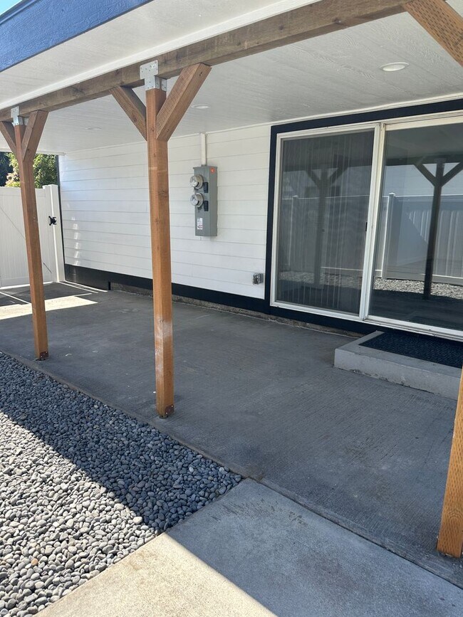 Building Photo - 803 N Vista Dr