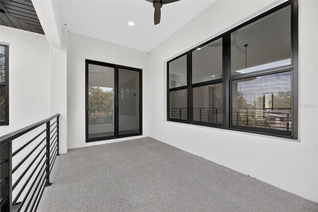 Building Photo - 2335 Oak Terrace