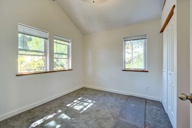 Building Photo - 393 N Laurel St
