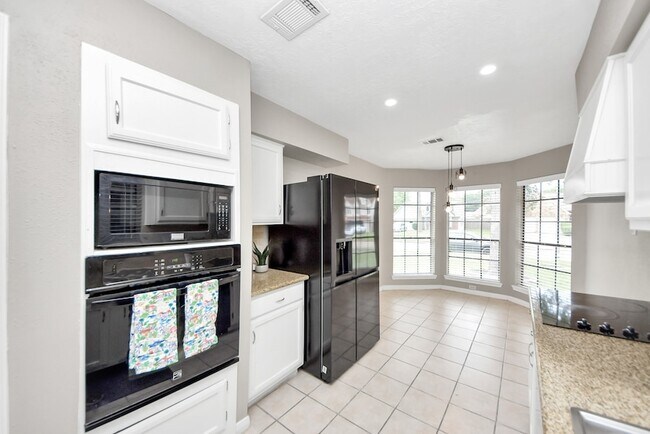 Building Photo - 15739 Oak Mountain Dr