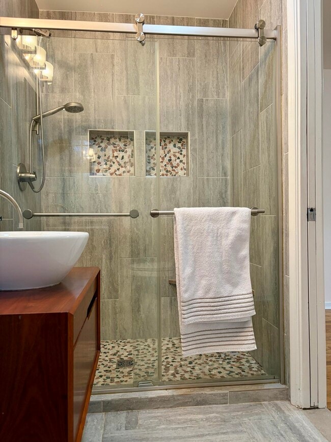 Building Photo - 6493 Thorncrest Dr