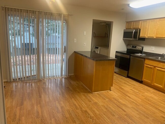 Building Photo - 3 Bedroom Townhome - Glen Burnie