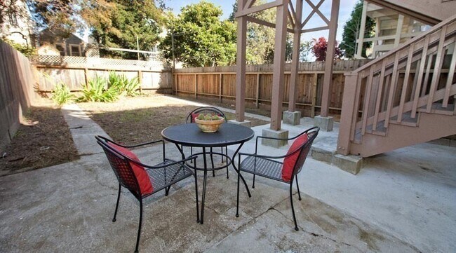 Building Photo - 332 6th Ave