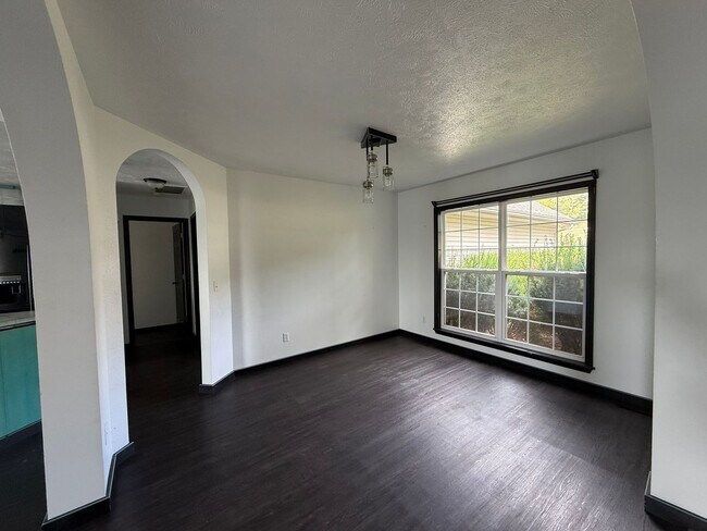 Building Photo - Spacious Basement Home with Breathtaking Views!!!