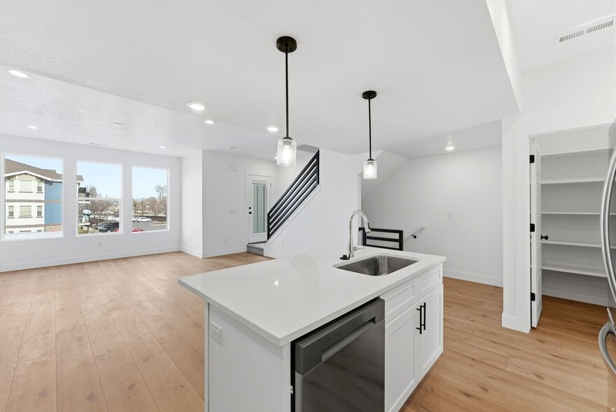 Building Photo - 138 E Chambord Ct