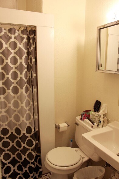 Building Photo - 40 Anderson St