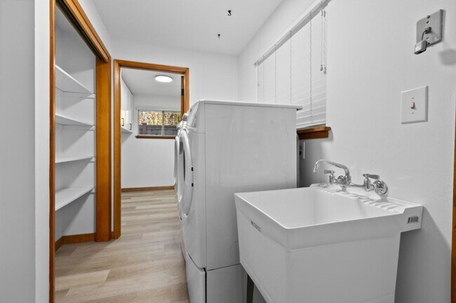 Building Photo - 4Bd/1.75Ba Seattle House