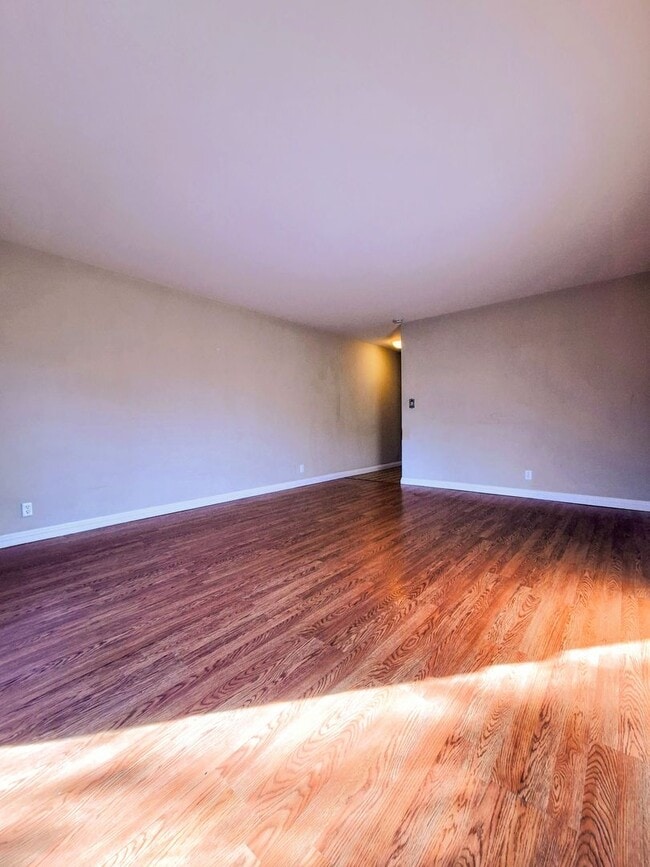 Building Photo - Charming 2bd Duplex With Private Yard & Garage