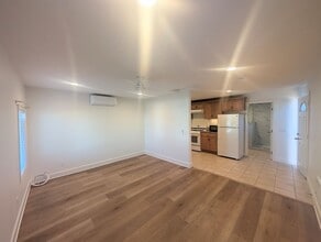Building Photo - Studio located in Oceanside!