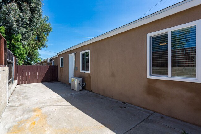 Building Photo - COMING SOON OCTOBER 10th!!! Renovated 2x1 ...