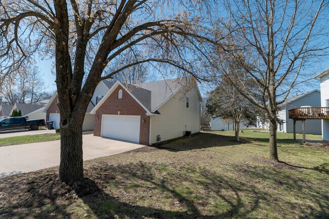 Building Photo - 13 Yorkshire Dr