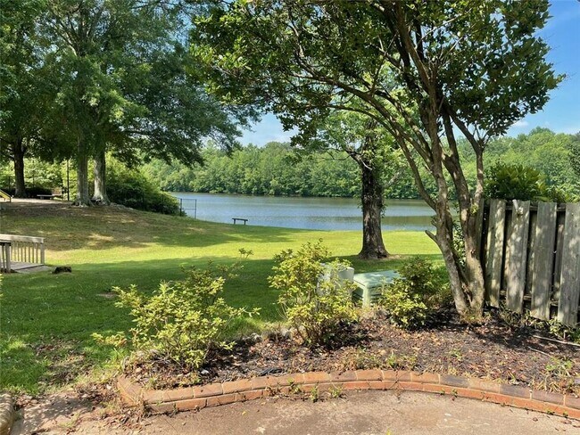 Building Photo - 1020 Country Ct