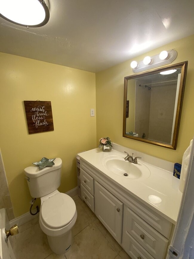 Building Photo - Large 2 bedroom 2 bath Condo
