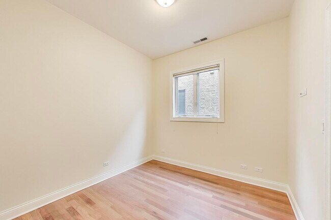 Building Photo - 2028 W Augusta Blvd
