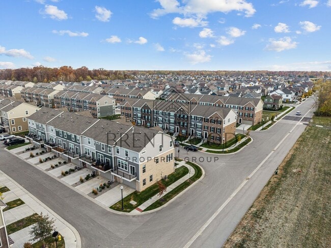 Building Photo - Move-In Ready Modern Townhome in Sought-Af...