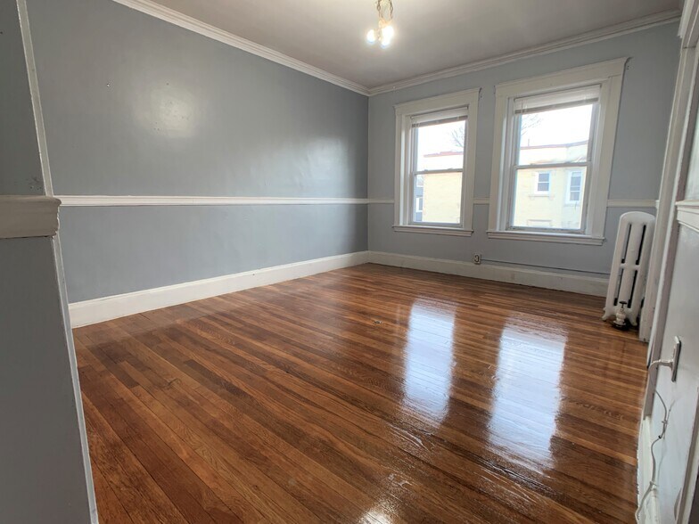 Building Photo - 154 Thorndike St