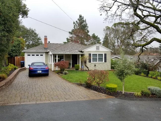 Building Photo - Gorgeous 2 Bed 1 Bath single Family Home I...