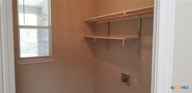 Building Photo - 619 Rolling Hills Dr