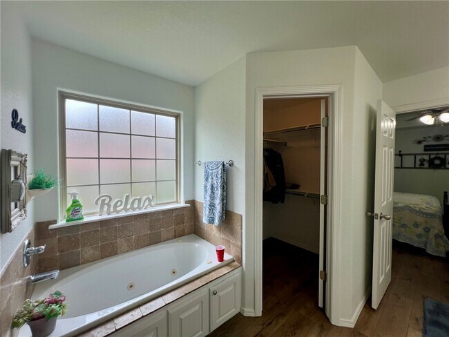 Building Photo - 800 Sienna Dr