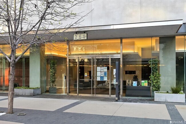 Building Photo - 250 King St