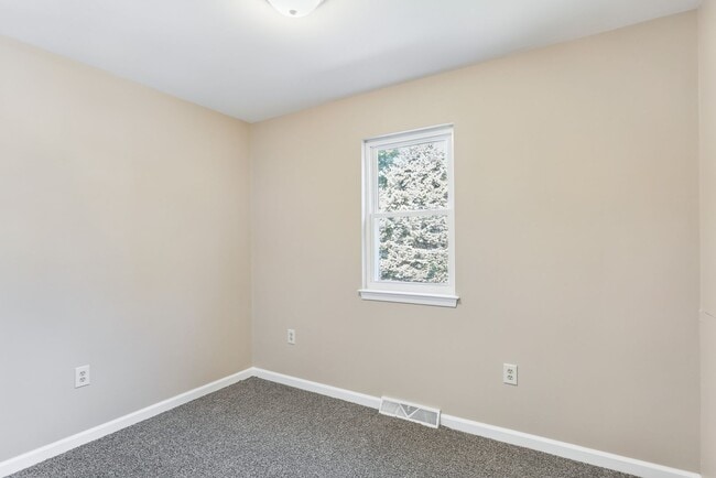Building Photo - Three bedroom two bathroom end unit townhouse