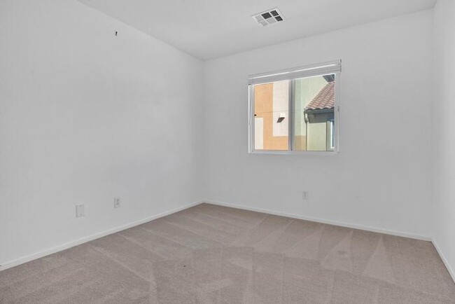 Building Photo - 4 Bed 2.5 Bath Townhome w/ Attached 2-Car ...