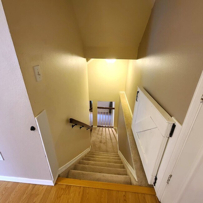 Building Photo - Beautiful home in Briargate Fairfax - D20 - ready to move in NOW!