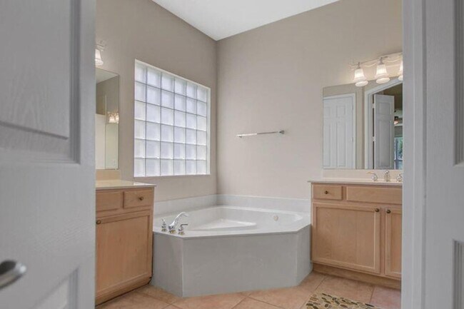 Building Photo - 6731 Southport Dr