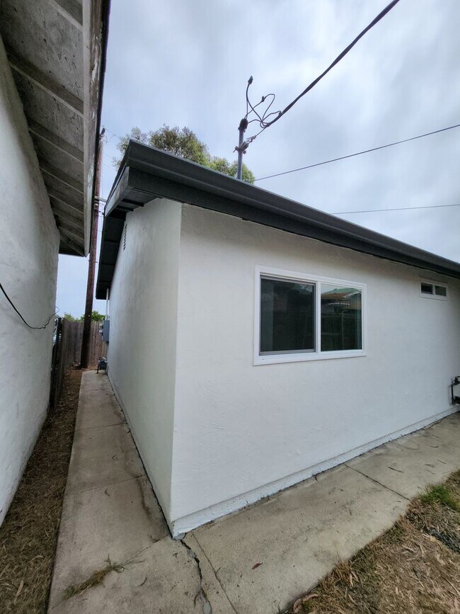 Building Photo - Golden Hill 2 bedroom 1 bath remodeled Single family Home  2695.00
