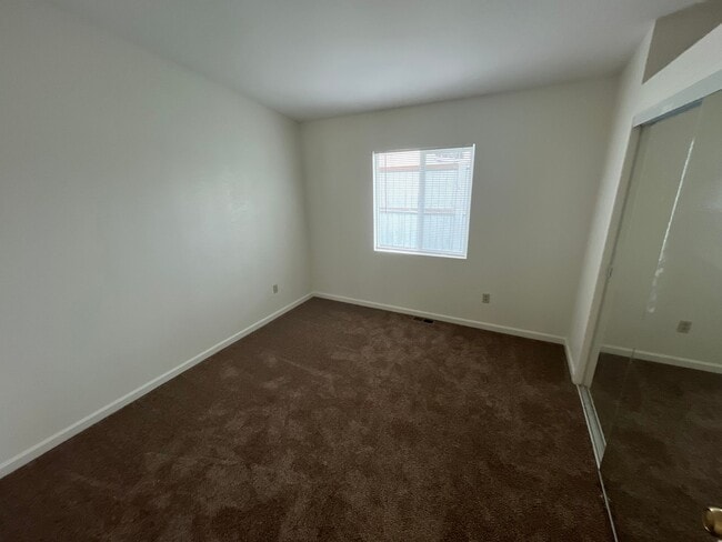 Building Photo - 3221 Turtle Creek Dr