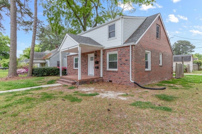 Building Photo - Welcome to this charming home located in t...