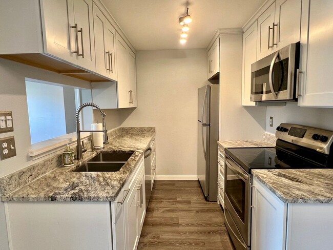 Building Photo - Woodinville ~ Woodland Hills Condo