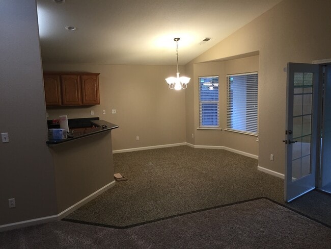 Building Photo - Spacious 4/2 Near Central High School