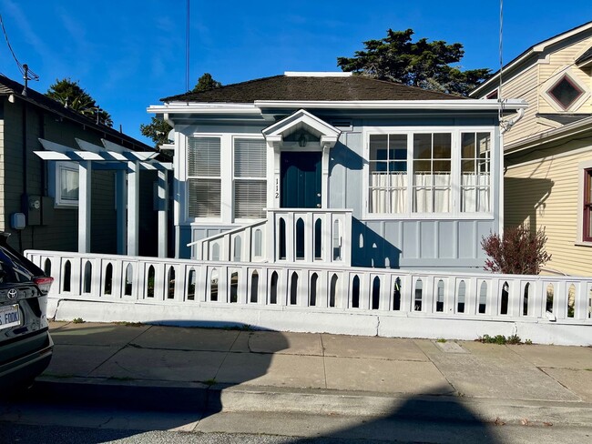 Building Photo - Charming 2 bedroom home in Pacific Grove!