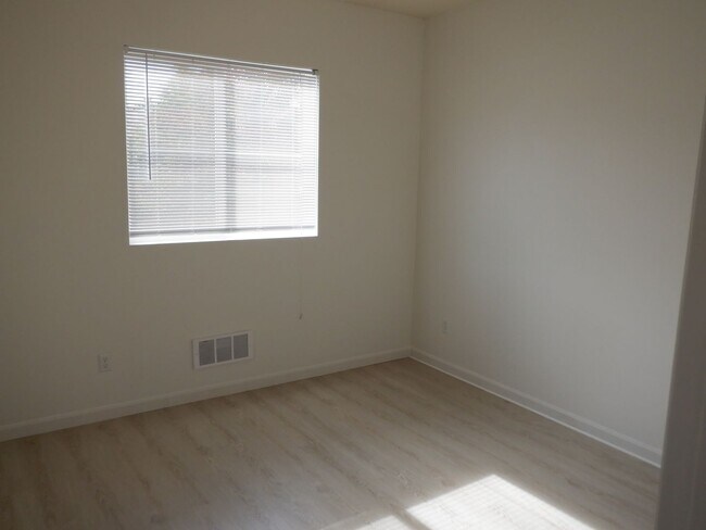 Building Photo - 2075 Simmons St
