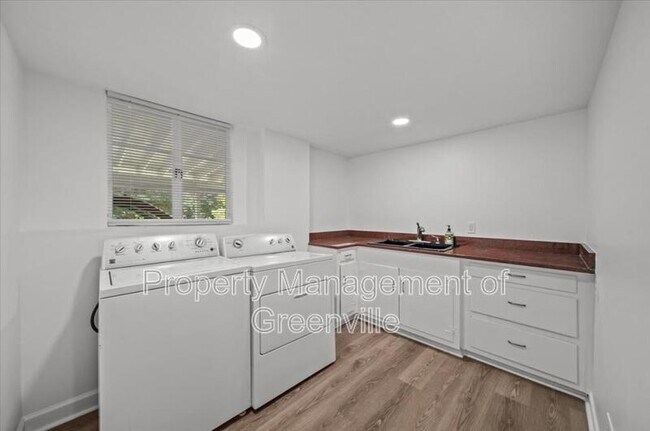 Building Photo - 304 Robin Hood Rd