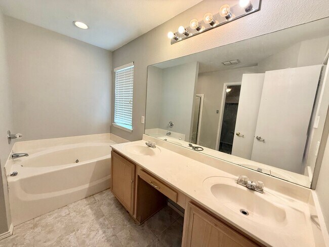 Building Photo - Charming 4-bed/2-bath in Bullard’s Legacy Estates!