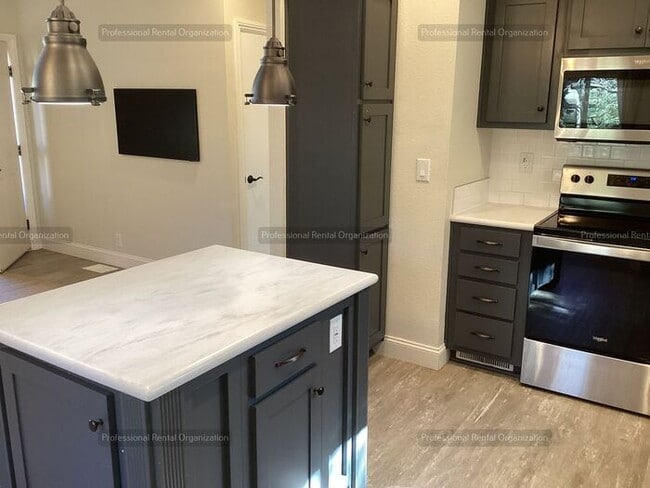 Building Photo - Wine Country Living at Its Finest