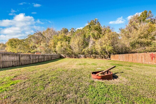 Building Photo - Amazing 3 bedroom 2 bathroom close to Fort...