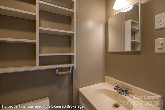 Building Photo - 213 Roslyn Rd