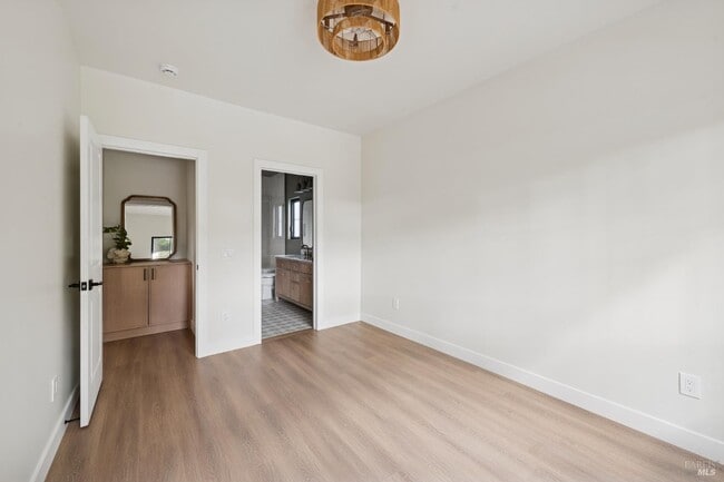 Building Photo - 735 Hunt Ave