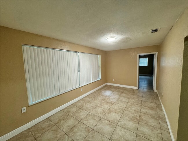 Building Photo - 2091 Oleander Dr