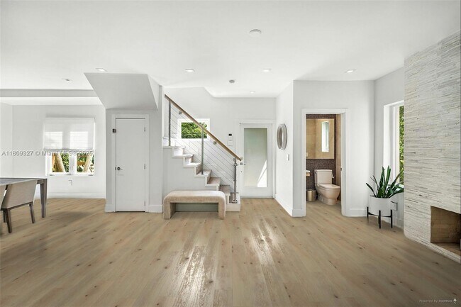 Building Photo - 775 W 49th St