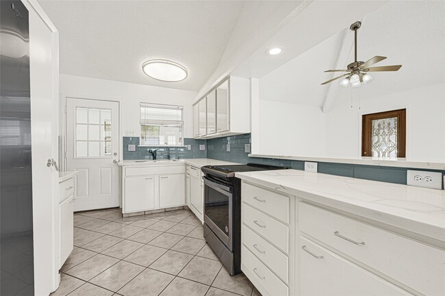 Building Photo - 9208 Carousel Ln