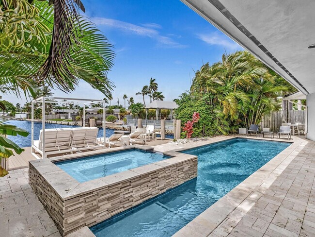 Building Photo - 1640 NE 43rd St