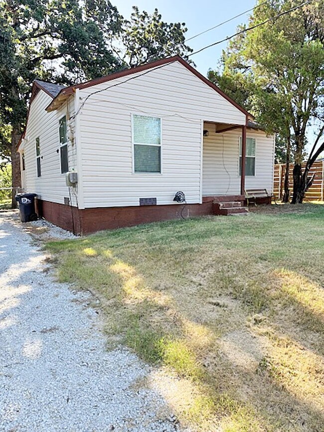 Building Photo - NIce 2 Bdrm 1 Bath Home near UNT and I-35E...
